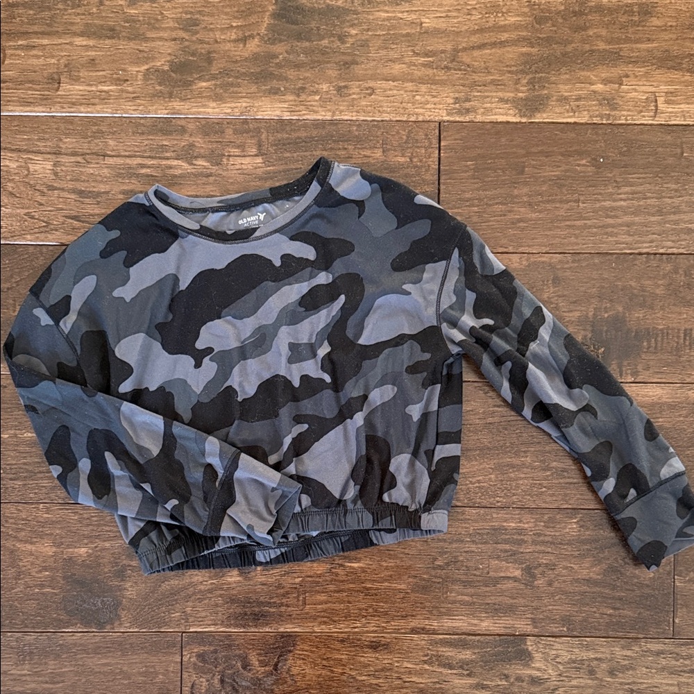 Old Navy Black & Gray Camo Long Sleeve Crop Top